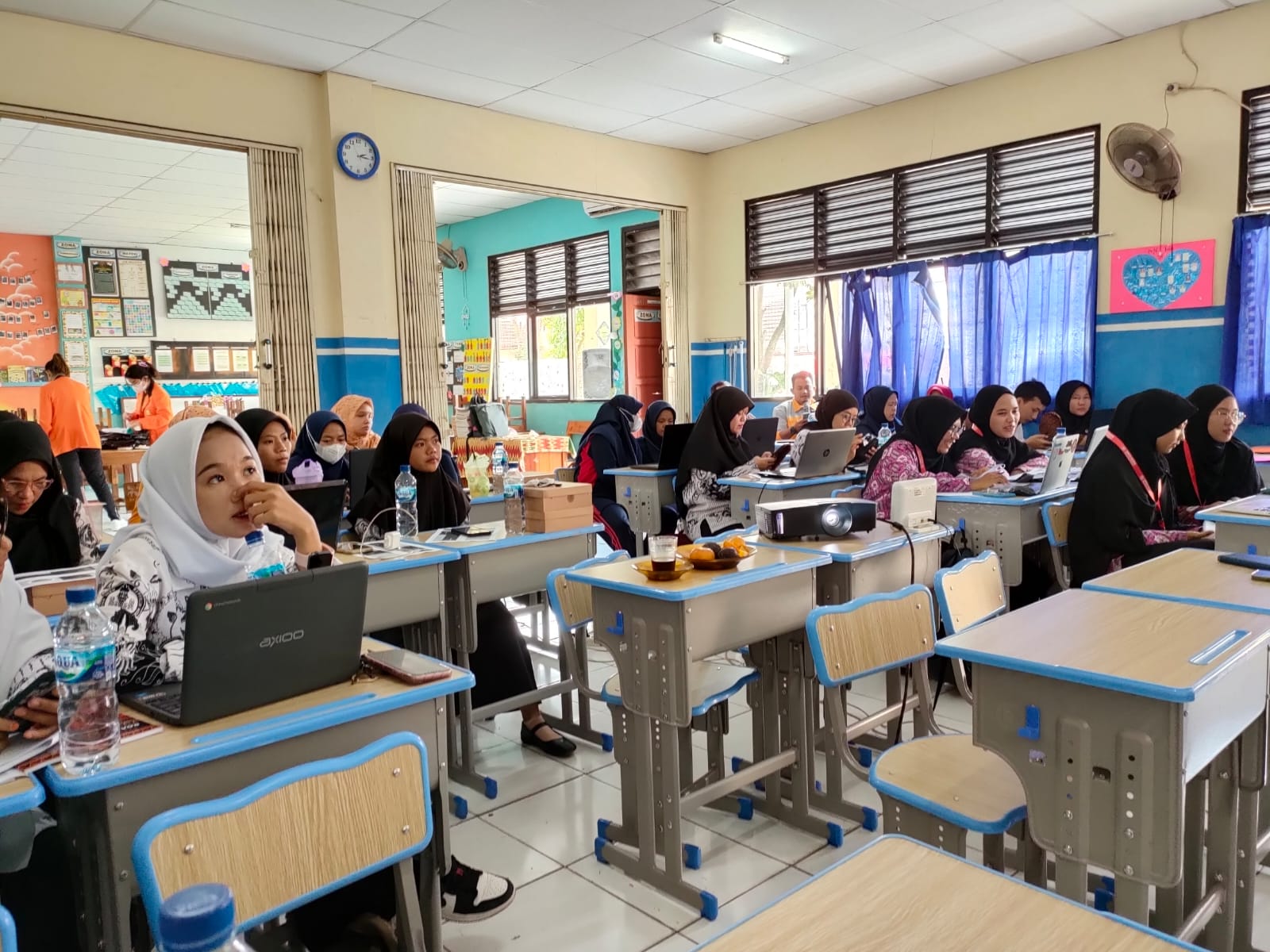 Pelatihan dan pendampingan yang diberikan dosen dan mahasiswa Unika Atma Jaya kepada guru SD di Cisauk, Tangerang.