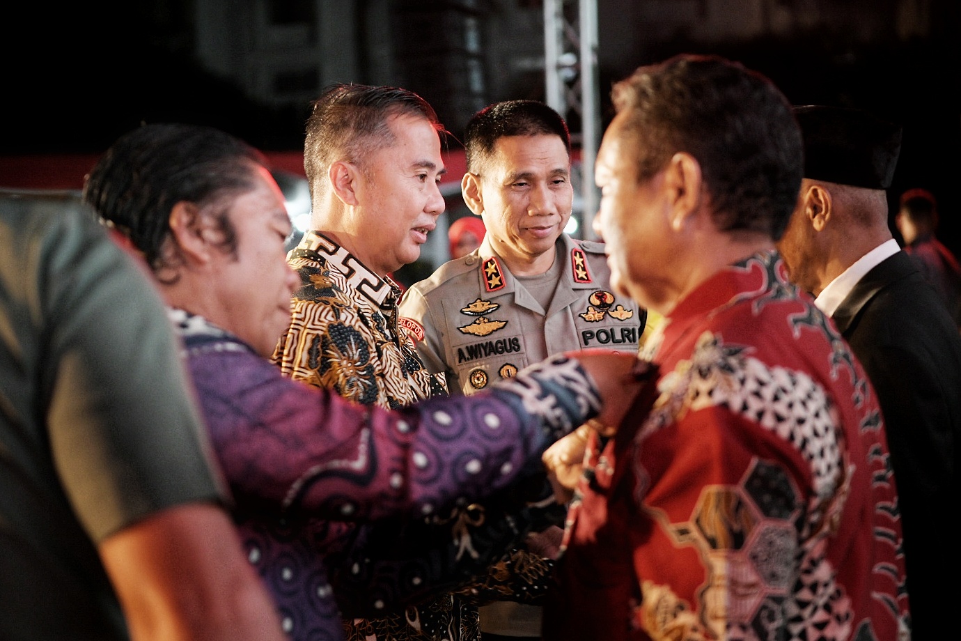 PJ Gubernur Jabar Bey Machmudin menyasikan anggota NI melakukan cabut baiat