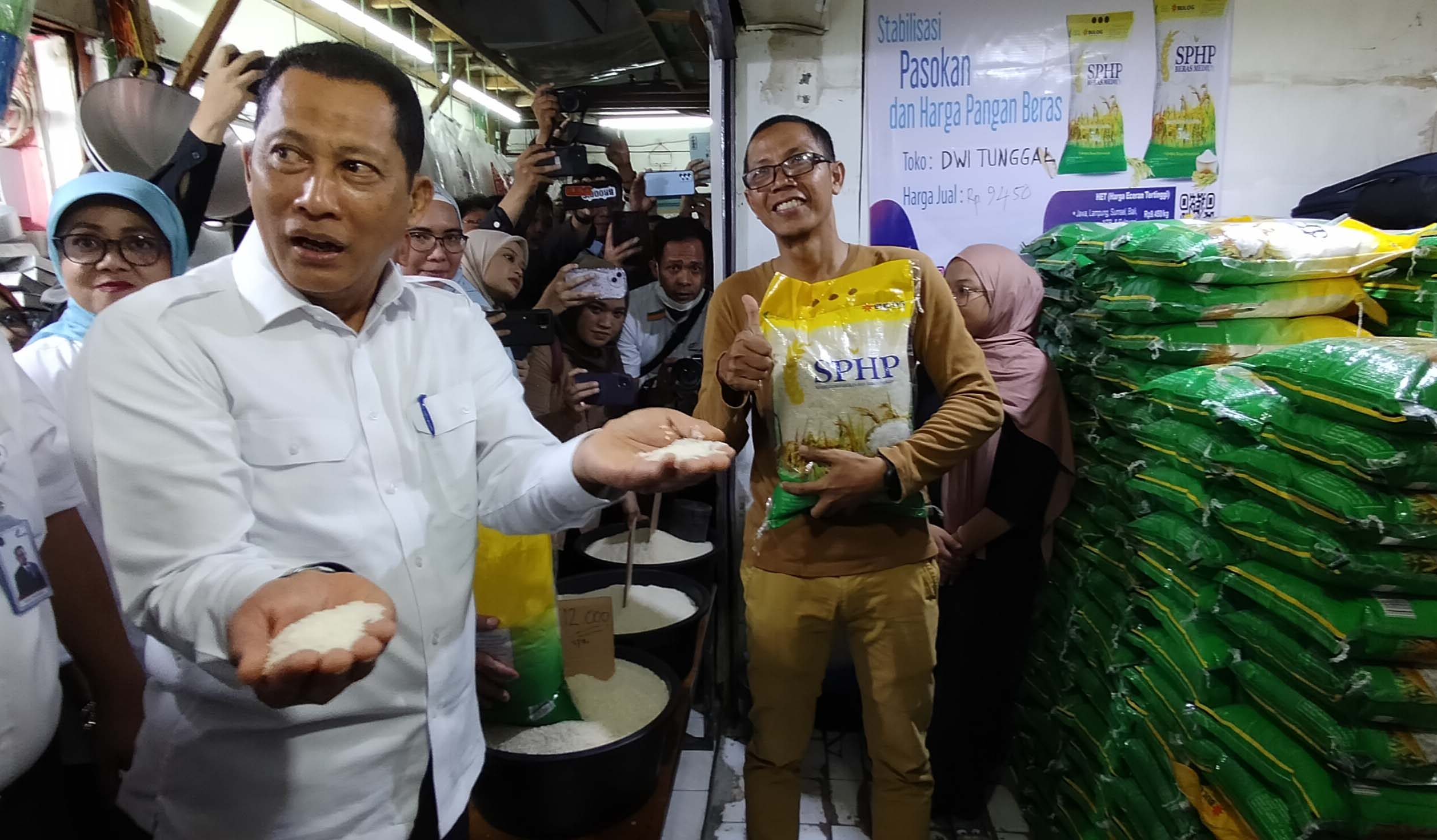 Direktur Utama Perum Bulog Budi Waseso melakukan pengecekan stok beras Bulog di pasar. BPS mencatat pada Agustus 2023 terjadi deflasi.