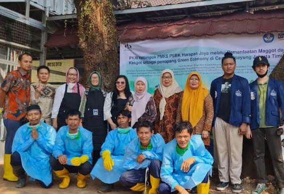 Tim dosen dan mahasiswa Universitas Trisakti pada kegiatan pengabdian kepada masyarakat di Panti Sosial Bina Karya Harapan Jaya Ceger.