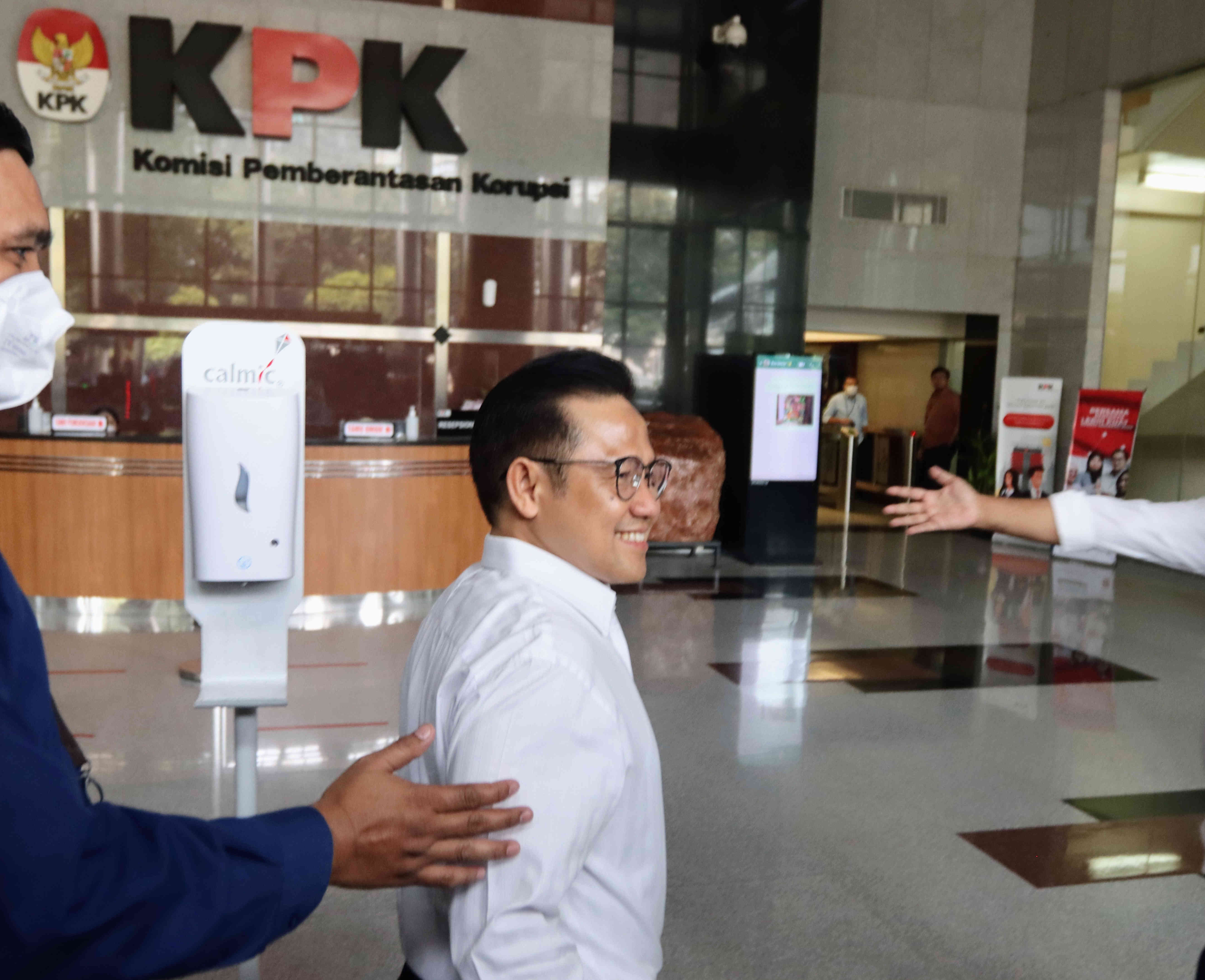 Ketua Umum Partai Kebangkitan Bangsa (PKB), Muhaimin Iskandar, alias Cak Imin (kemeja putih) tiba di KPK, Kamis (7/9).