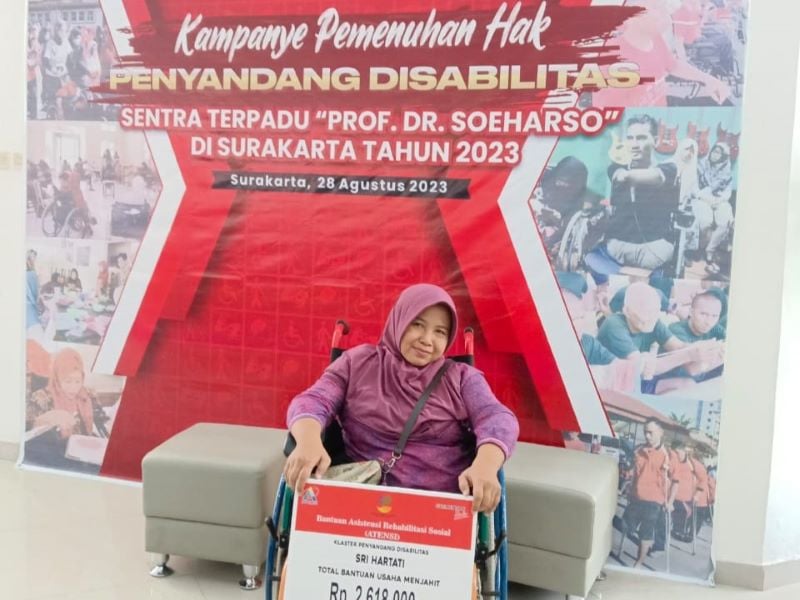 Senyum Indah Terlukis di Wajah Sri usai Menerima Meja Obras 