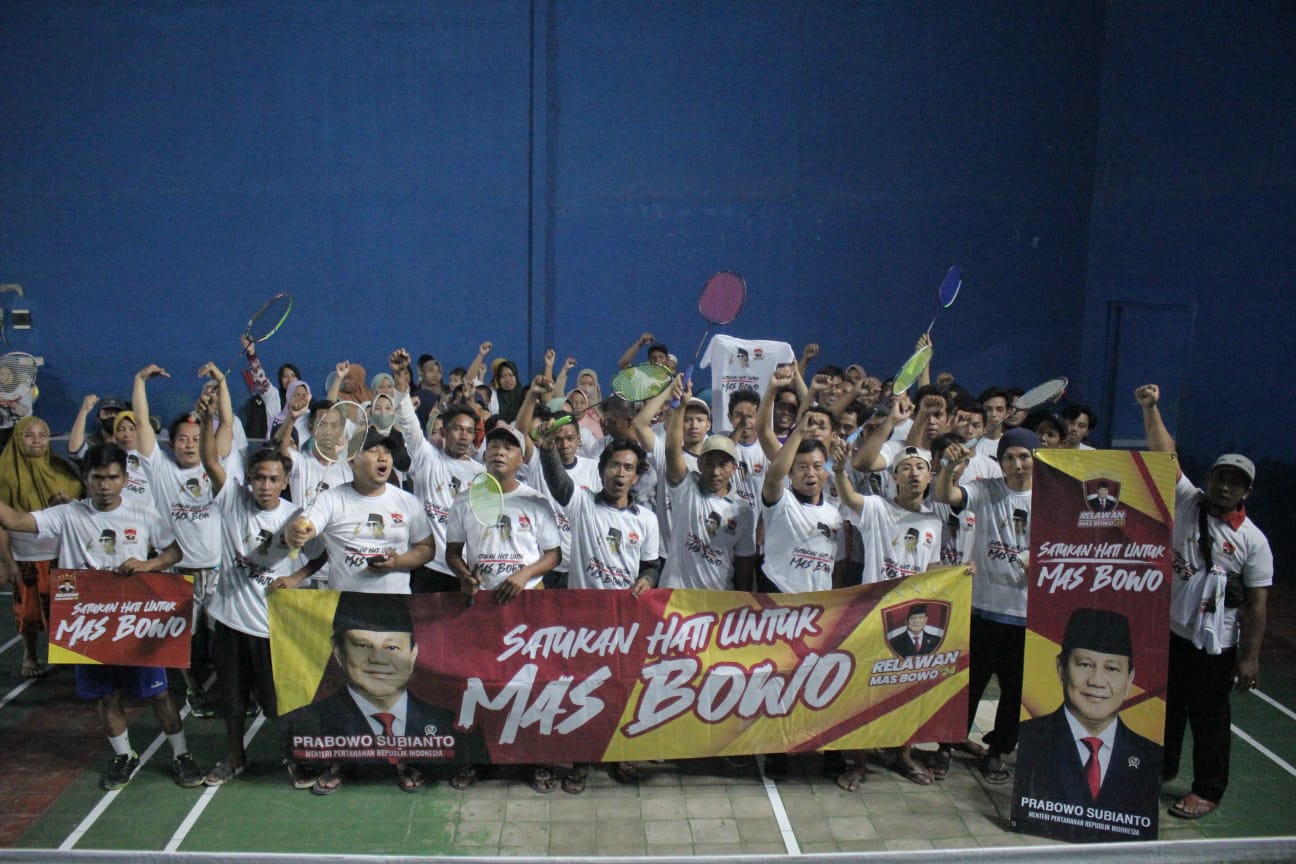 Relawan Mas Bowo menggelar kegiatan pembagian sembako di Desa Sukarara, Kecamatan Jonggat, Kabupaten Lombok Tengah, NTB, Sabtu (9/9).