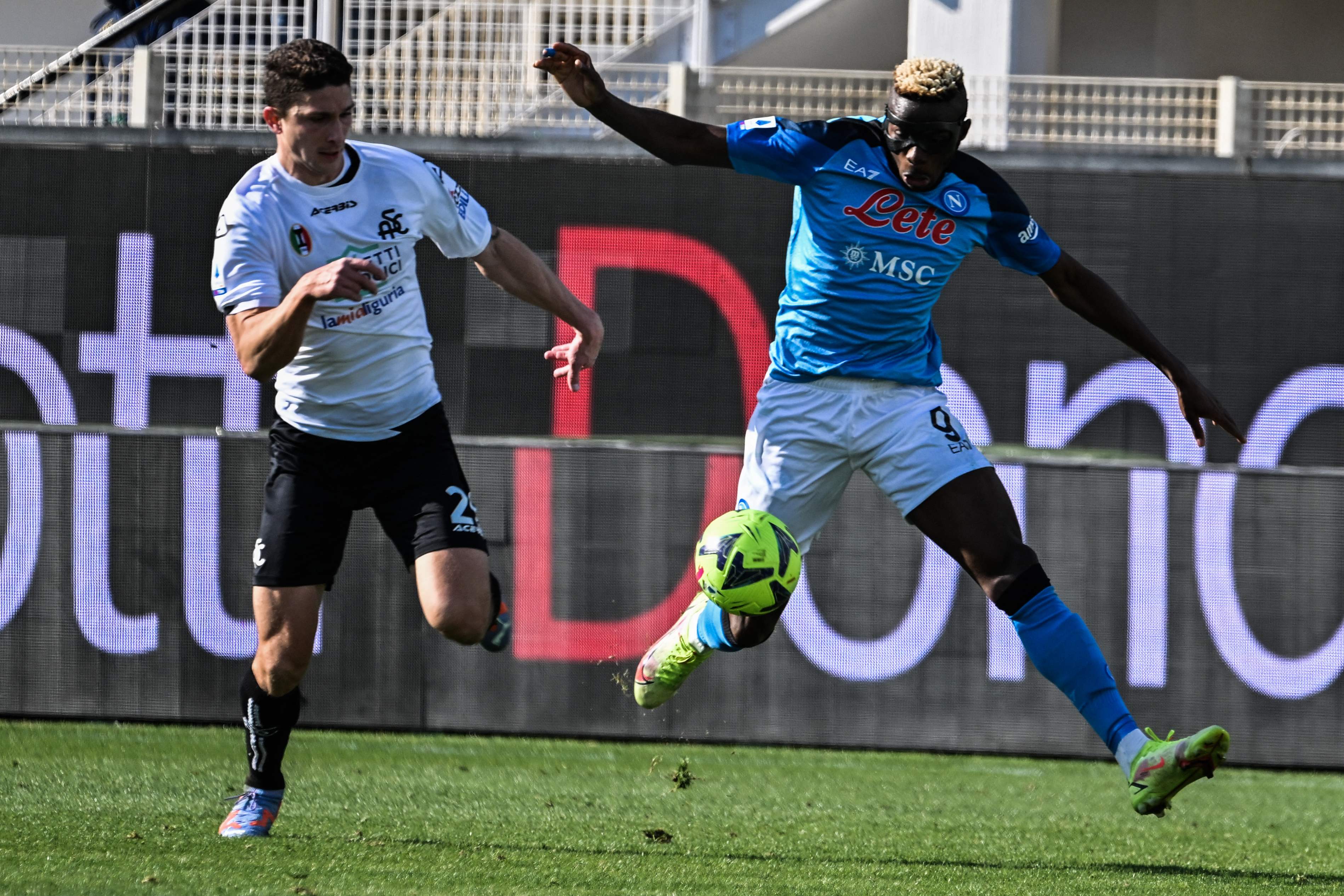 Mattia Caldara (kiri) kala memperkuat Spezia musim lalu.