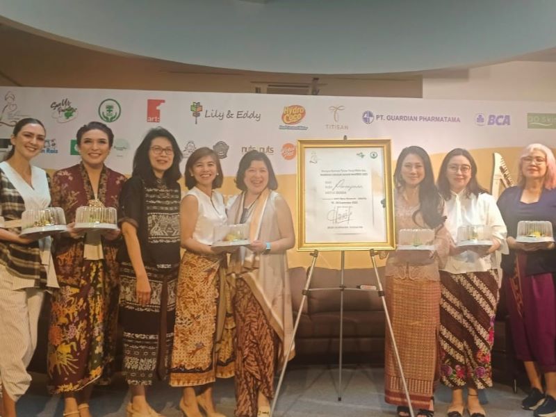 Komunitas lukis SanUr Painter dan para pembicara di pameran lukisan.