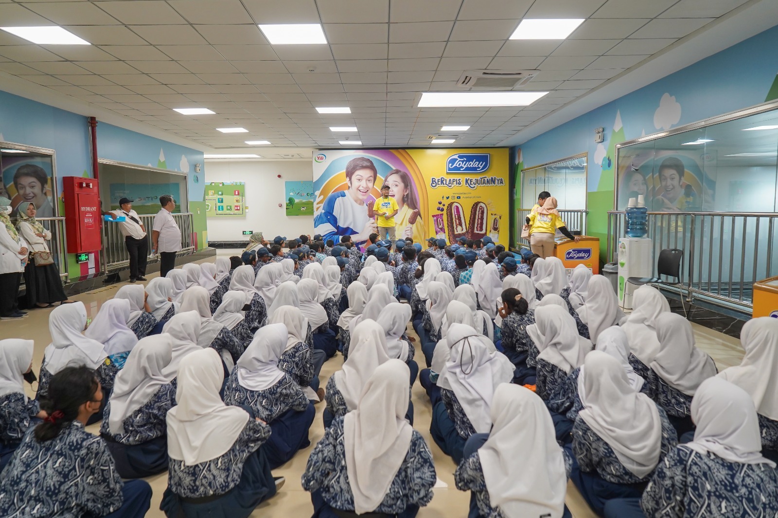 Para siswa SD dan SMP diundang mengunjungi pabrik es krim Joyday di Cikarang Pusat, Kabupaten Bekasi, Jawa Barat.