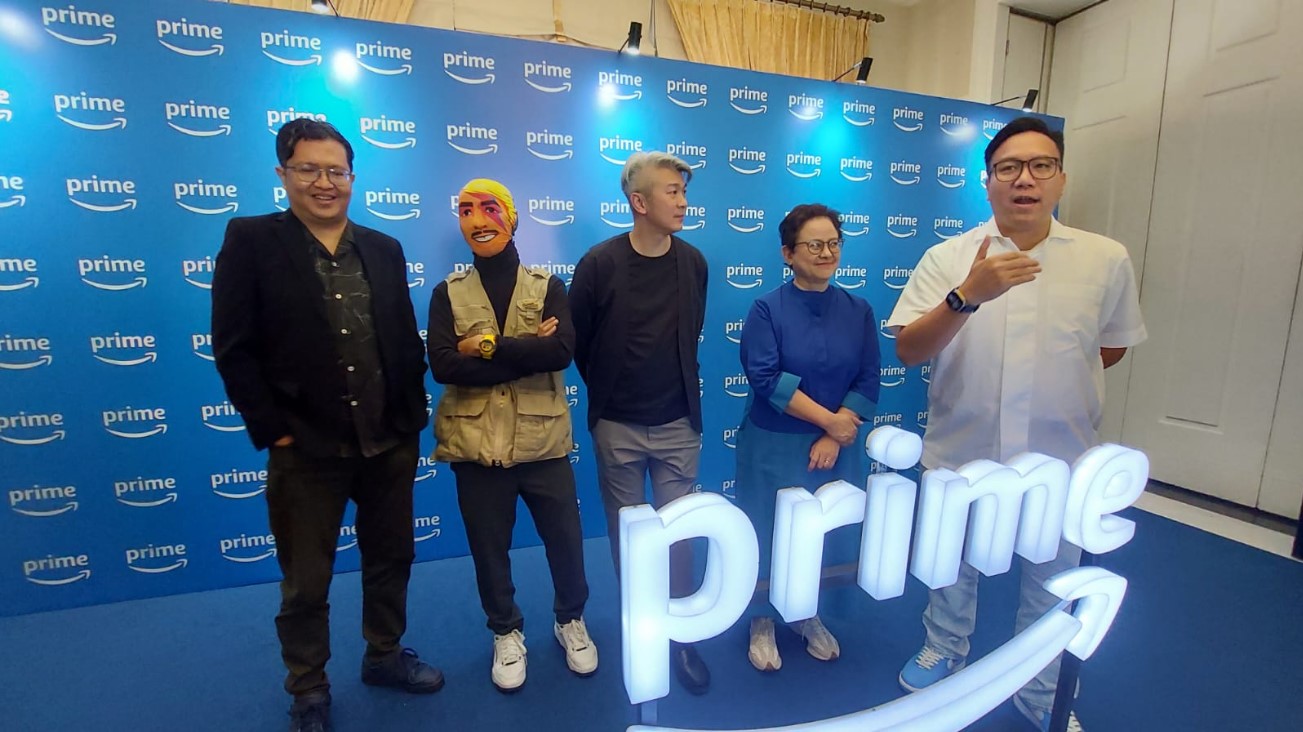 Sutradara Comedy Island  Patrick Effendy (kanan) saat berbicara di konferensi pers Prime Video.