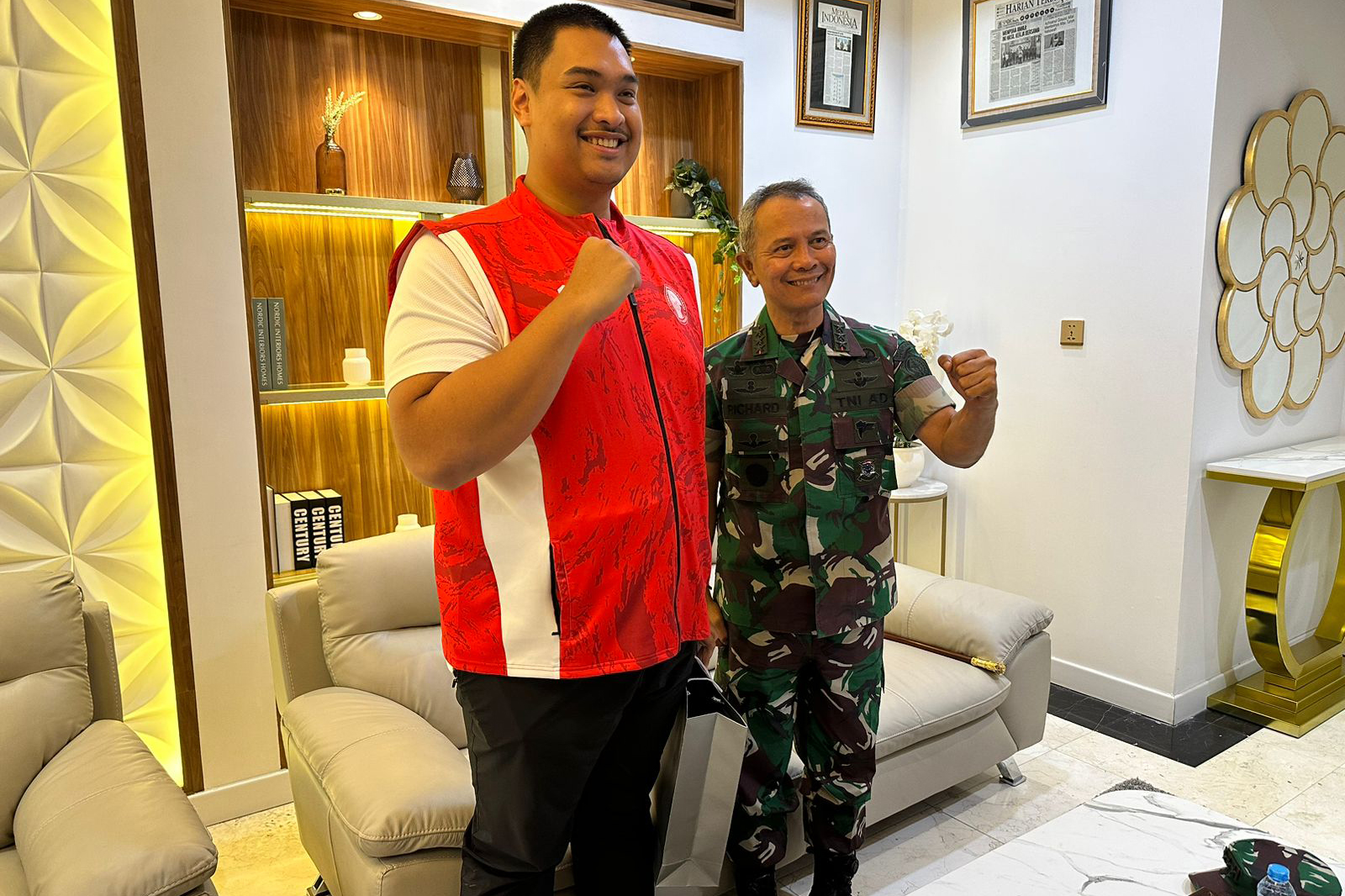 Menteri Pemuda dan Olahraga Dito Ariotedjo (kiri) dan calon Ketua Umum PB Taekwondo Indonesia Richard Tampubolon. 
