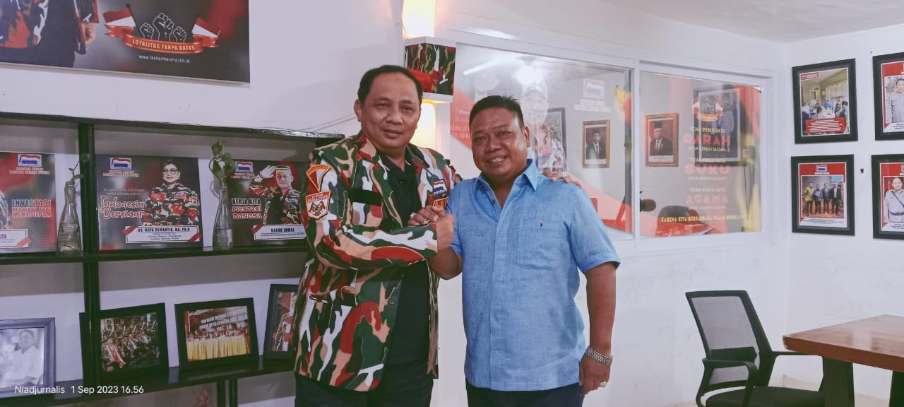 Ketua Umum Laskar Merah Putih Arsyad Canu (kanan) menerima kunjungan mantan Wakapolri Komjen Gatot Eddy Pramono.