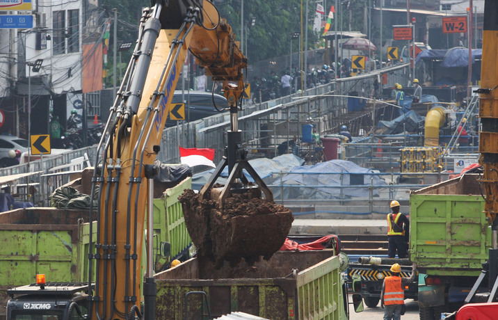 Alat berat menggarap proyek MRT fase 2 Bundaran HI-Kota di kawasan Jalan Gajah Mada, Jakarta.