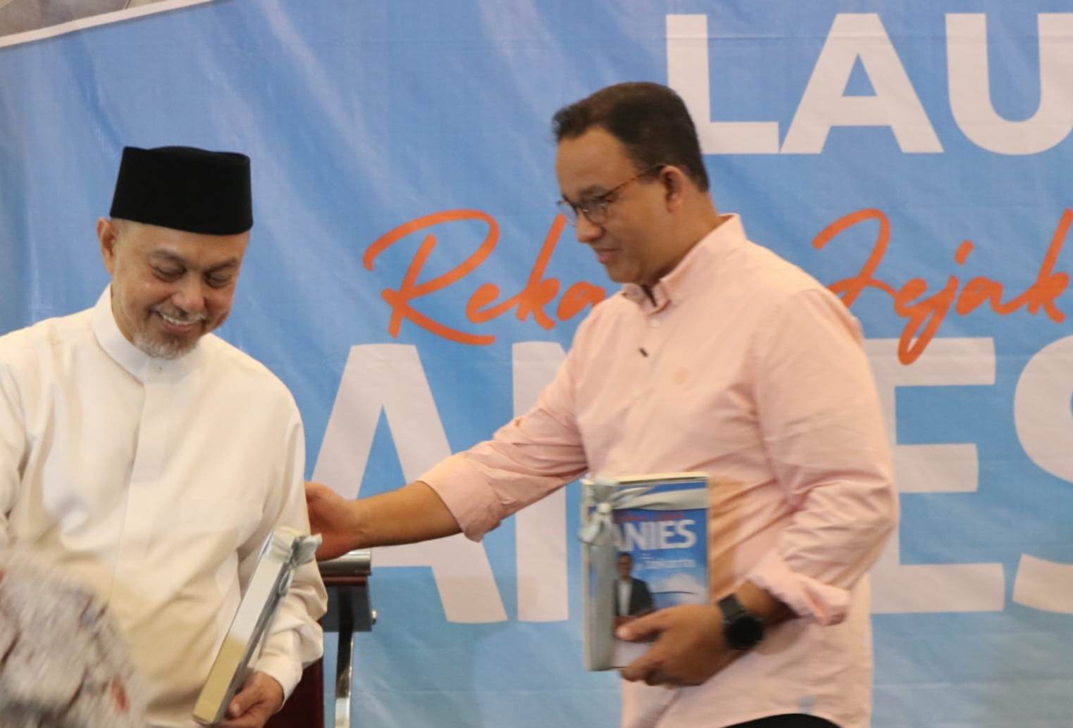 Ketua Panitia Jalan Gembira Bersama Anies-Muhaimin Tamsil Linrung (kiri) bersama bacapres Koalisi Perubahan Anies Baswedan.