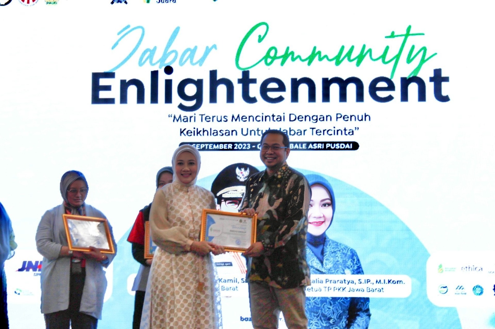 Enesis Group meraih apresiasi pada Jabar Community Enlightment di Gedung Bale Asri PUSDAI, Bandung, Selasa (4/9).  