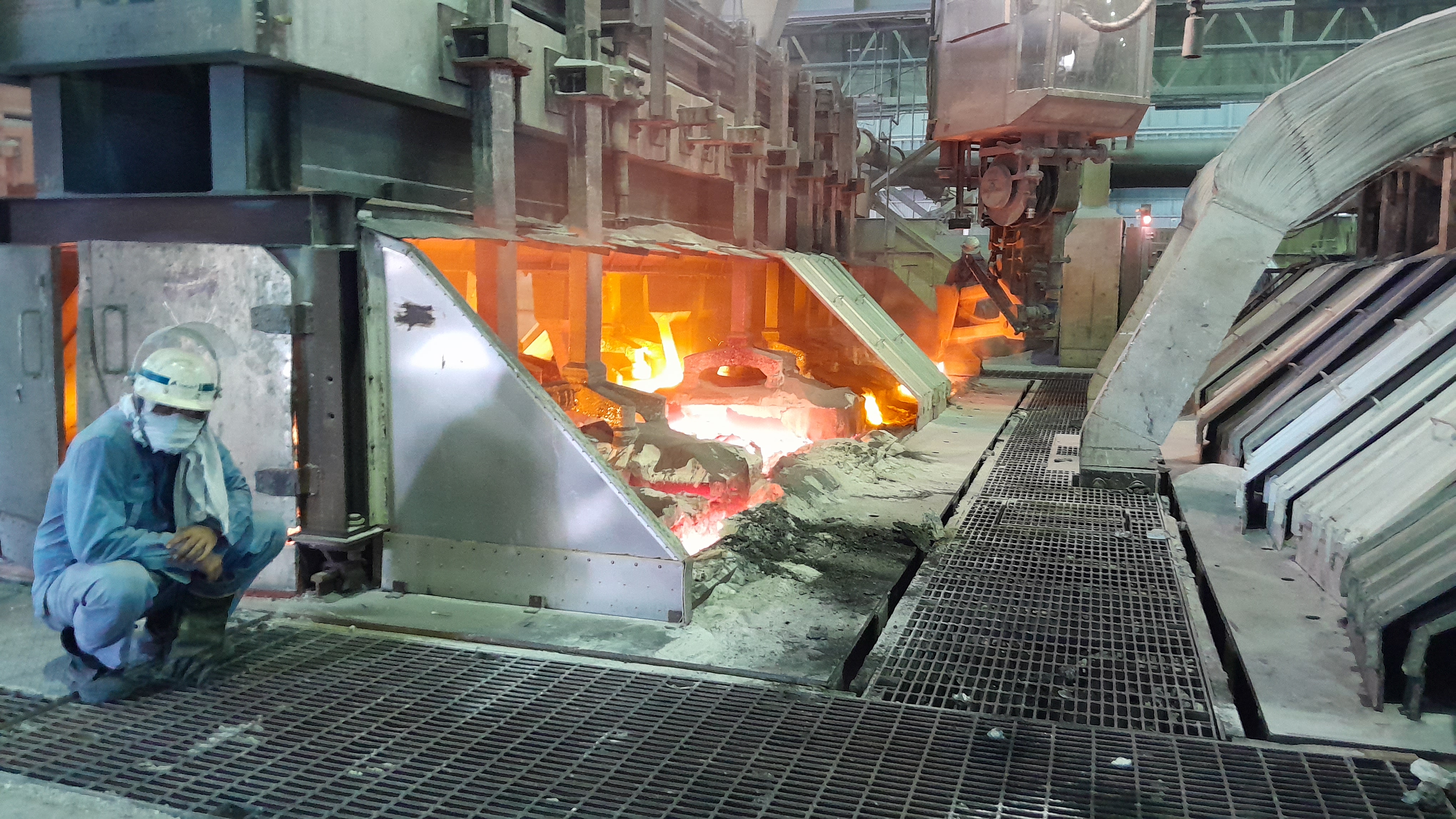  Yudhasedang memerhatikan kondisi tungku di pabrik peleburan aluminium PT Indonesia Asahan Aluminium (Inalum), Jumat (8/9/2023)