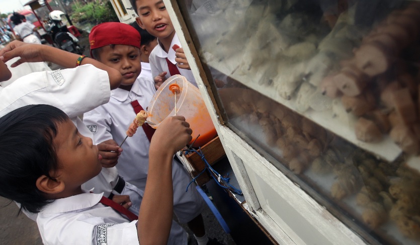 (Foto ilustrasi) Jajanan yang berbumbu penyedap banyak ditemui di sekitar sekolah.