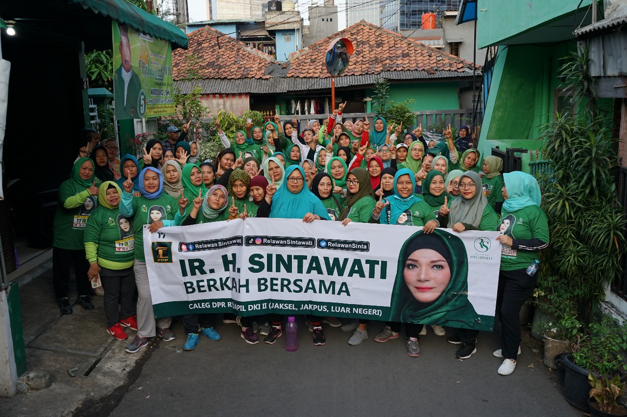 Relawan Sintawati menggelar kegiatan 'Tebus murah sembako' di Gandaria Selatan, Kecamatan Cilandak, Jakarta Selatan. 