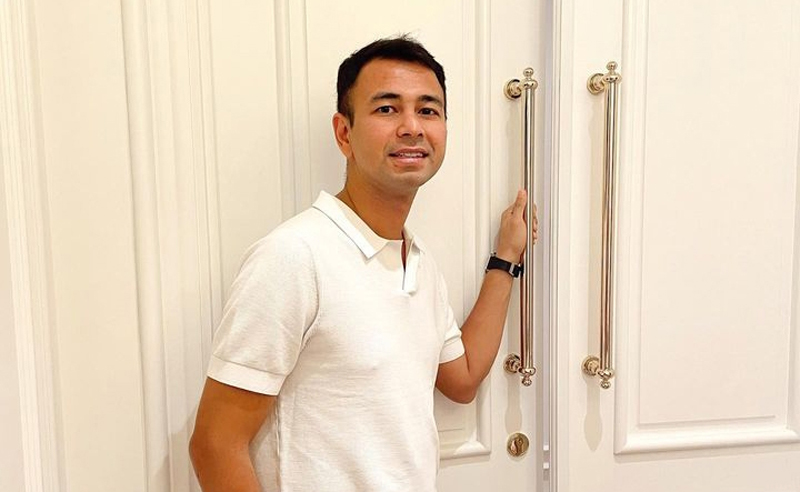 Siang ini KPK kedatangan Raffi Ahmad. Raffi mengaku kedatangannya untuk mengisi podcast.