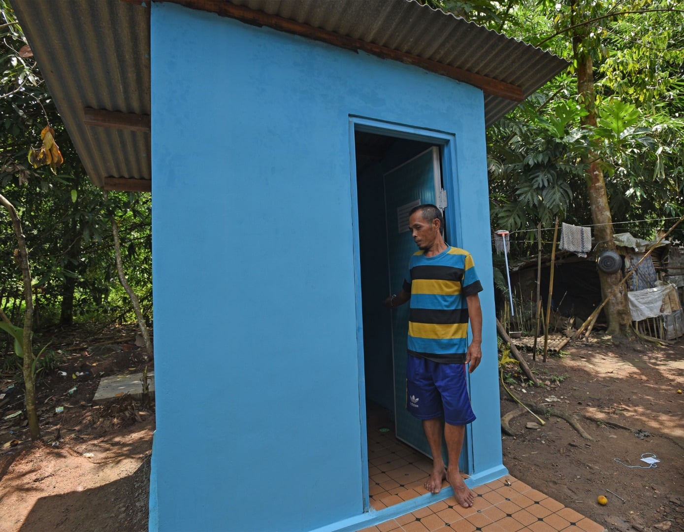 Ilustrasi. Warga memeriksa sarana MCK.