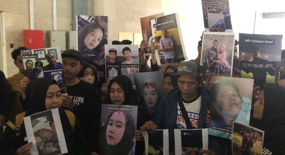 Keluarga korban Tragedi Kanjuruhan di Bareskrim Polri, Rabu, 27 September 2023.