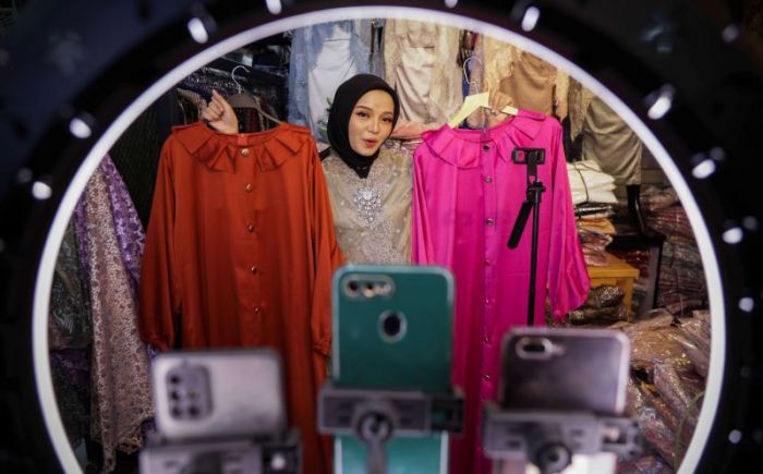 Ilustrasi pedagang berjualan secara daring 