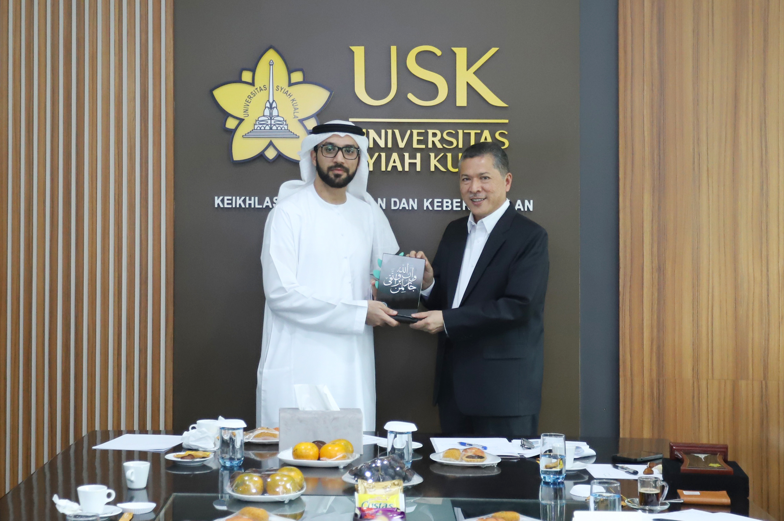 Rektor USK Prof Dr Ir Marwan (kanan) menerima cendera mata dari Chancellor MBZ University for Humanities Dr Khalifa Mubarak Aldhaheri.