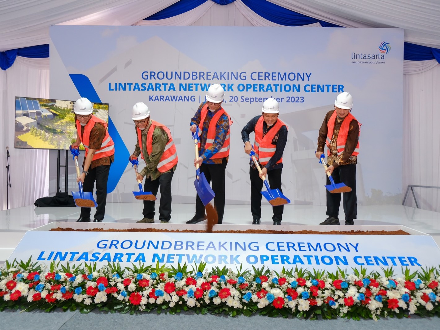 Penyedia solusi teknologi informasi Lintasarta melakukan groundbreaking pembangunan Network Operation Center (NOC) terbaru di Karawang.