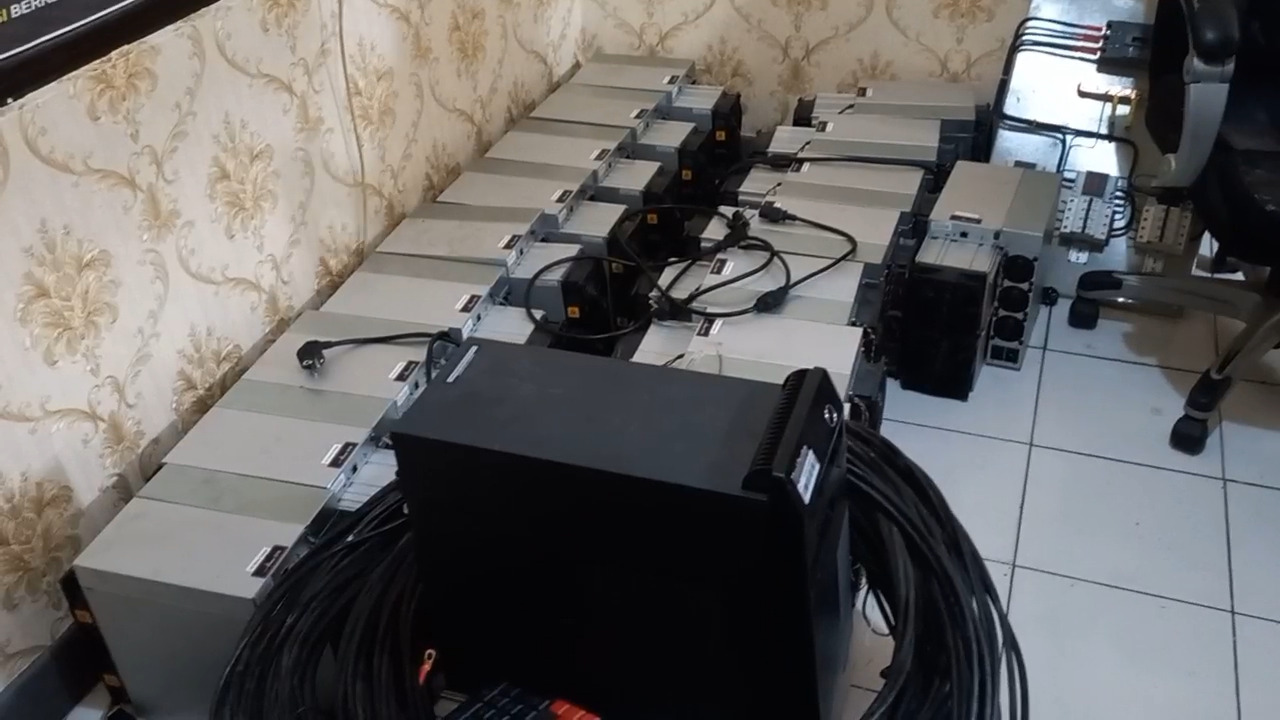 Barang bukti puluhan alat penambangan kripto.