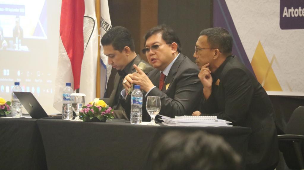 Ketua Dewan Pembina Ikapi Lucas (tengah)