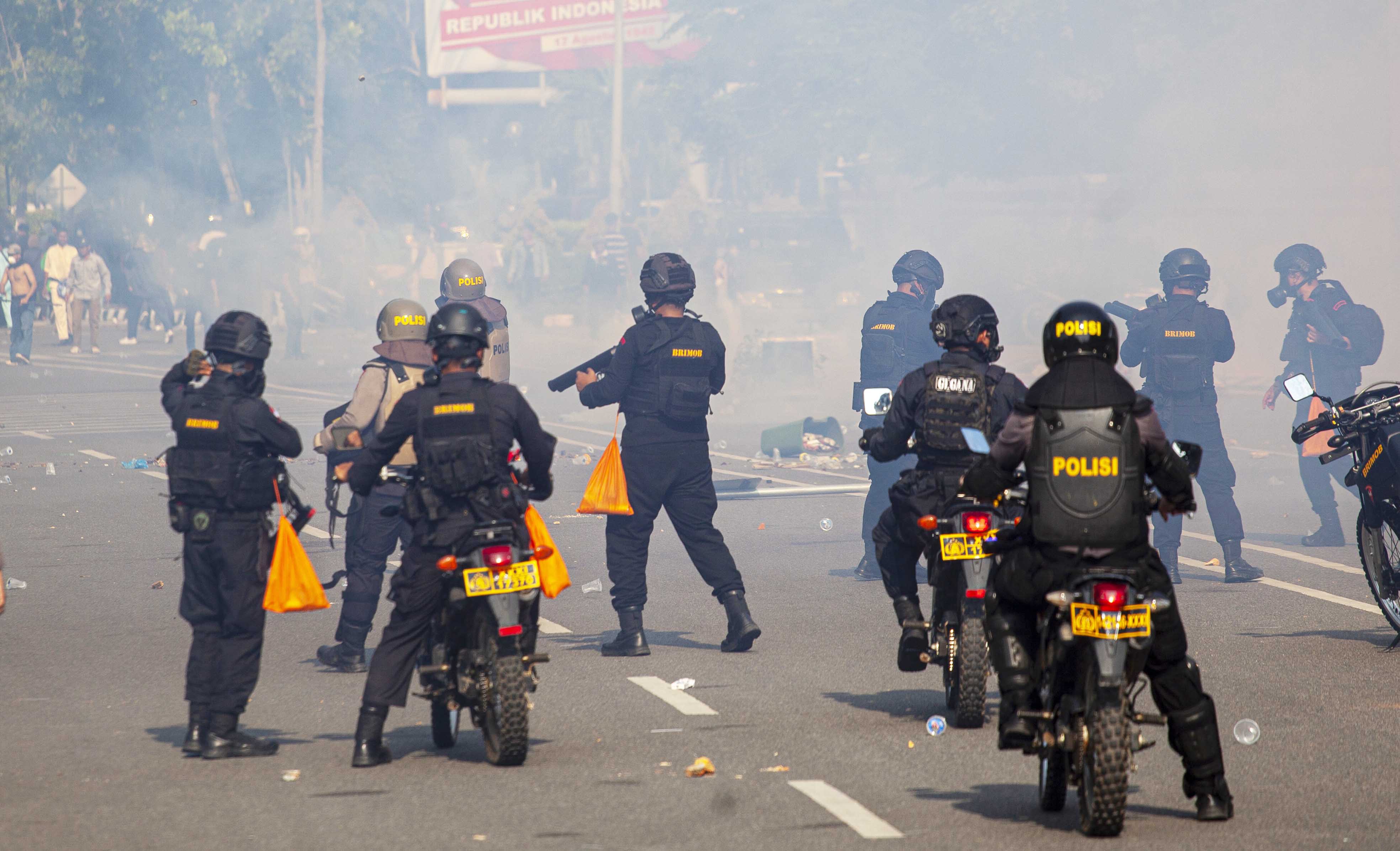 Polisi menembakkan gas air mata saat membubarkan unjuk rasa warga Pulau Rempang, Batam.