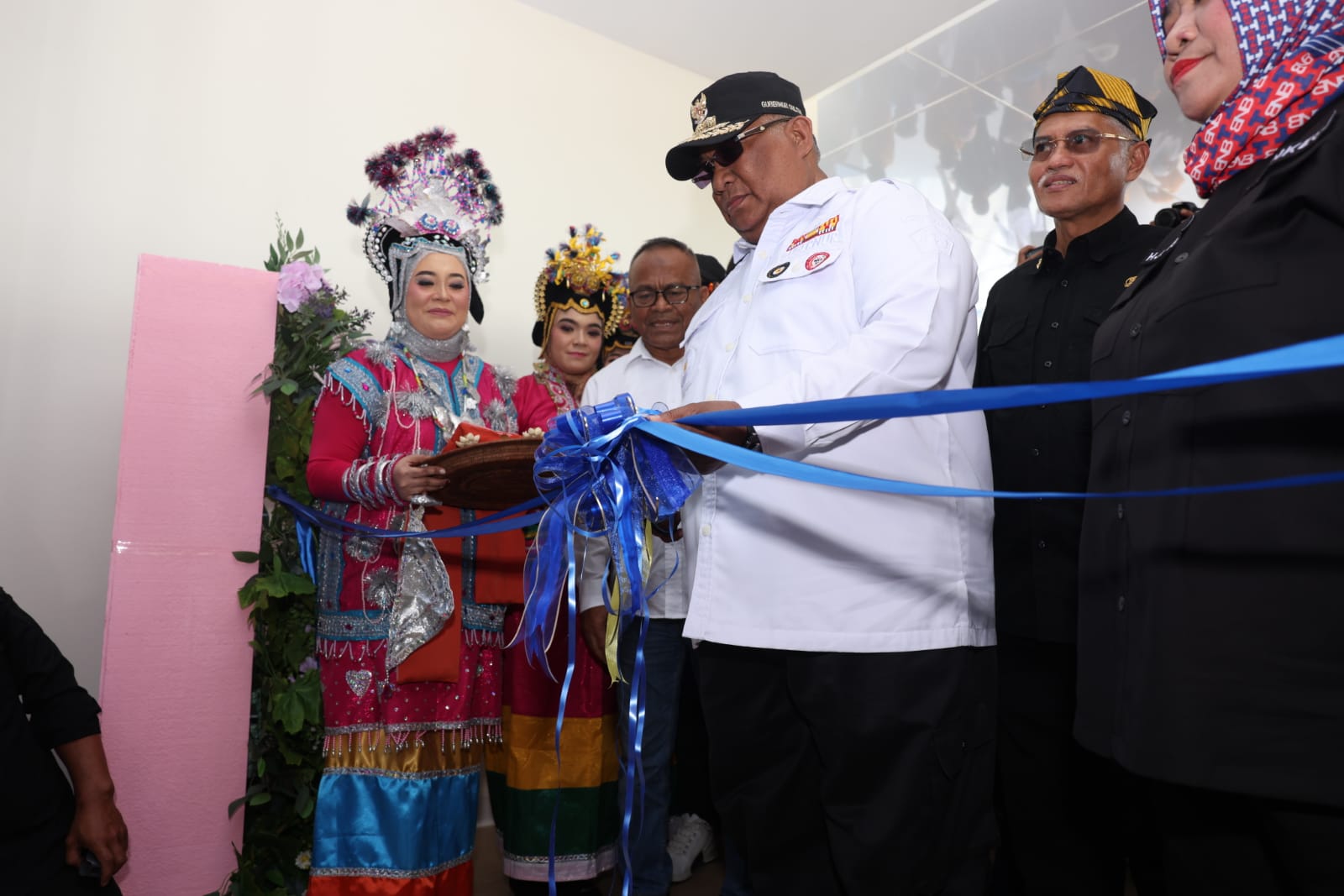 Gubernur SUltra Ali Mazi meresmikan tiga mega proyek di Kendari