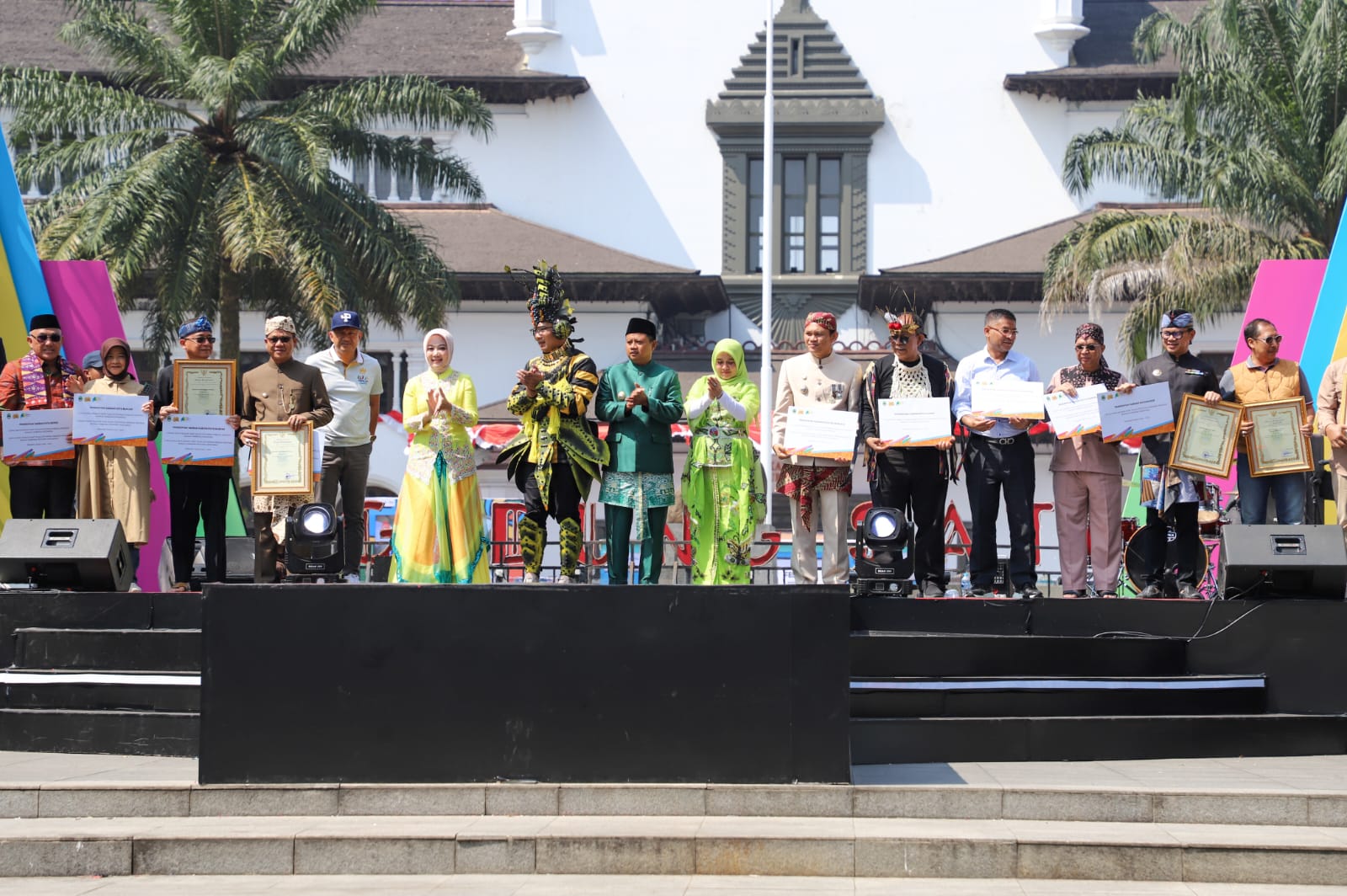  Pemkab Bandung saat menerima penghargaan pada acara WFJ 2023