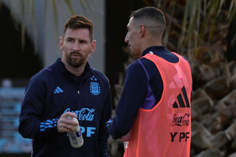 Lionel Messi berbincang dengan Angel Di Maria di kamp pelatihan Timnas Argentina.