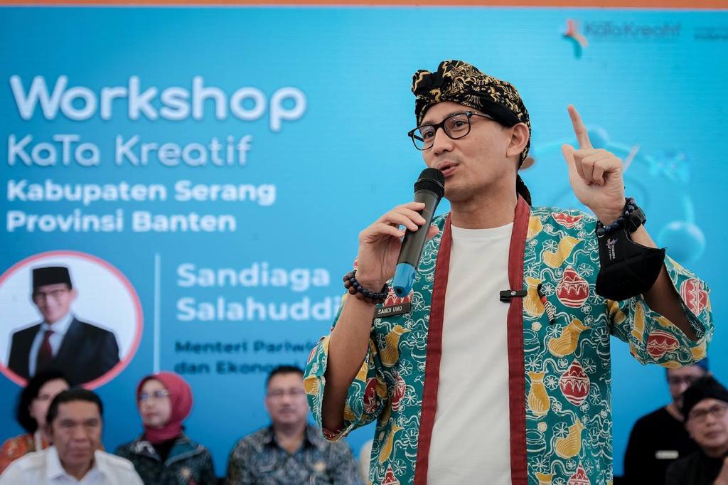 Menparekraf Sandiaga Salahuddin Uno, menyampaikan selamat kepada dua film terpilih dari Festival Film Bulanan Lokus 7. 