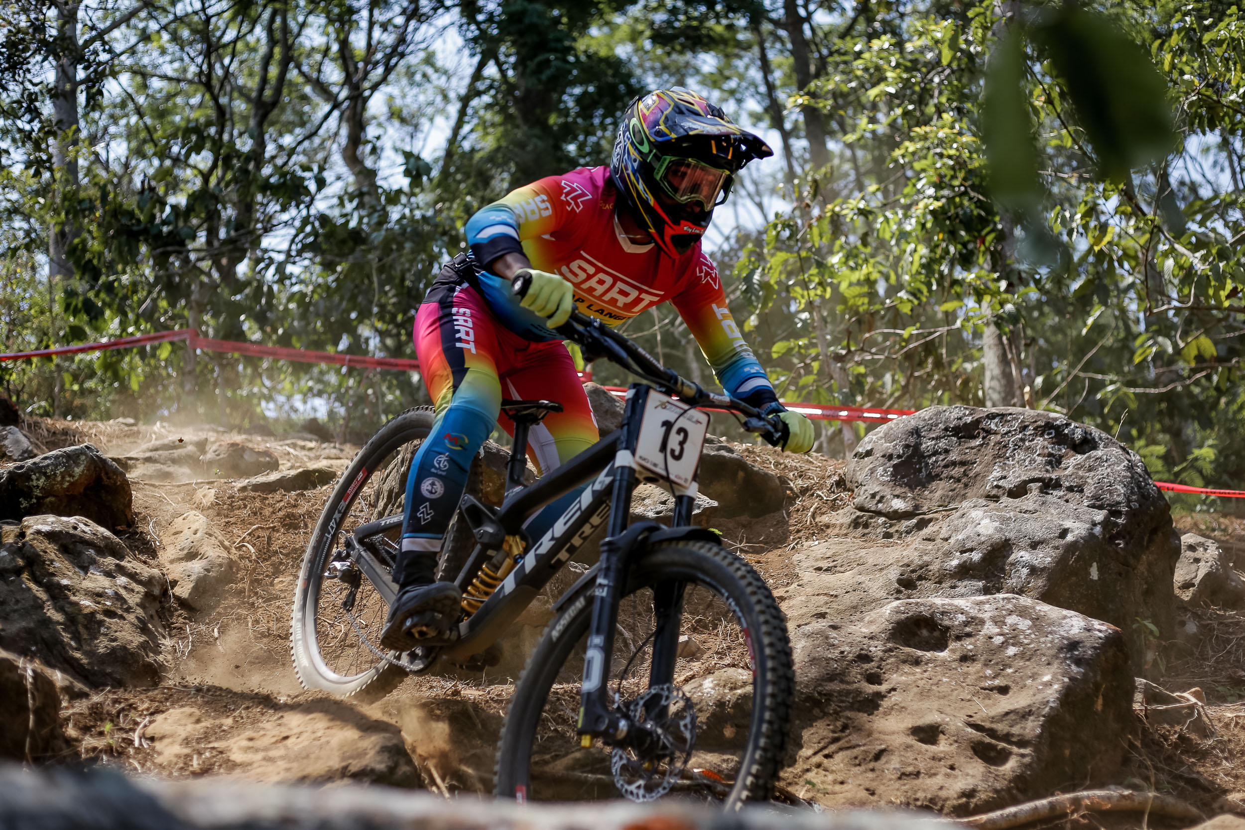 Di kelas utama Men Elite, downhiller Andy Prayoga tampil perkasa.