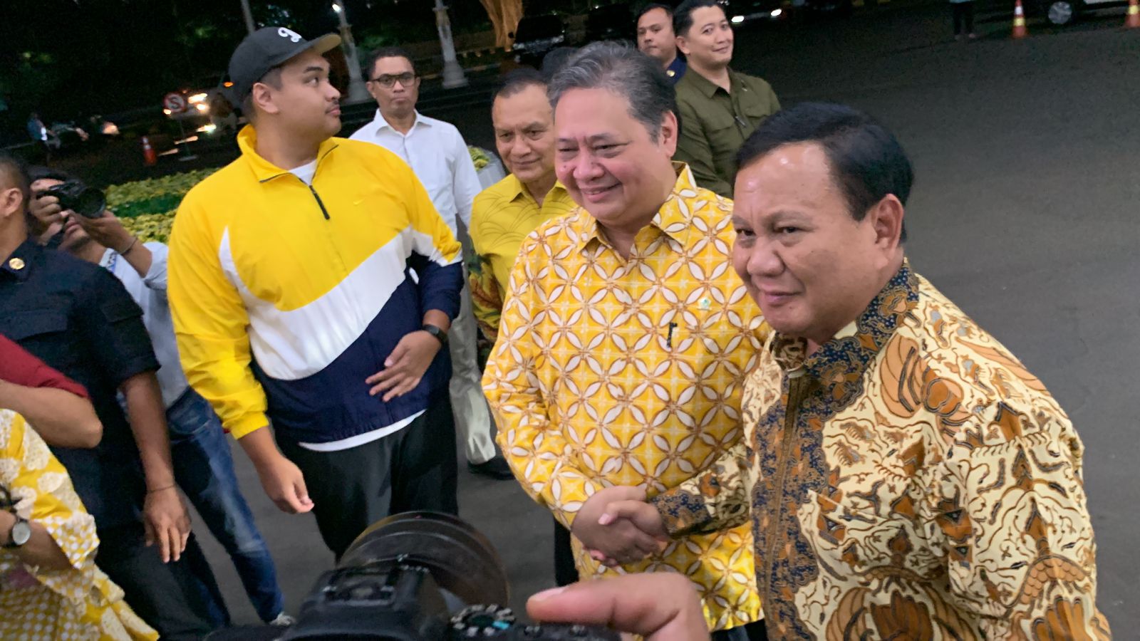 Prabowo tiba di DPP Partai Golkar disambut Airlangga Hartarto. 