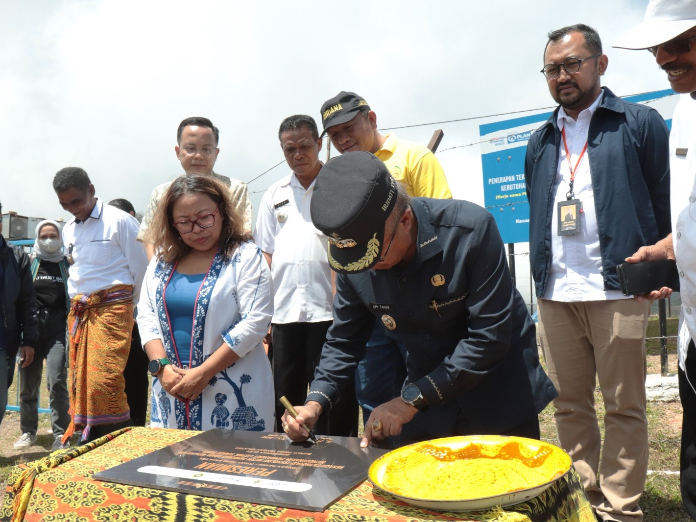 Bupati Timor Tengah Selatan (TTS), Nusa Tenggara Timur, EP Tahun meresmikan teknologi sederhana pengubah udara menjadi air bersih.