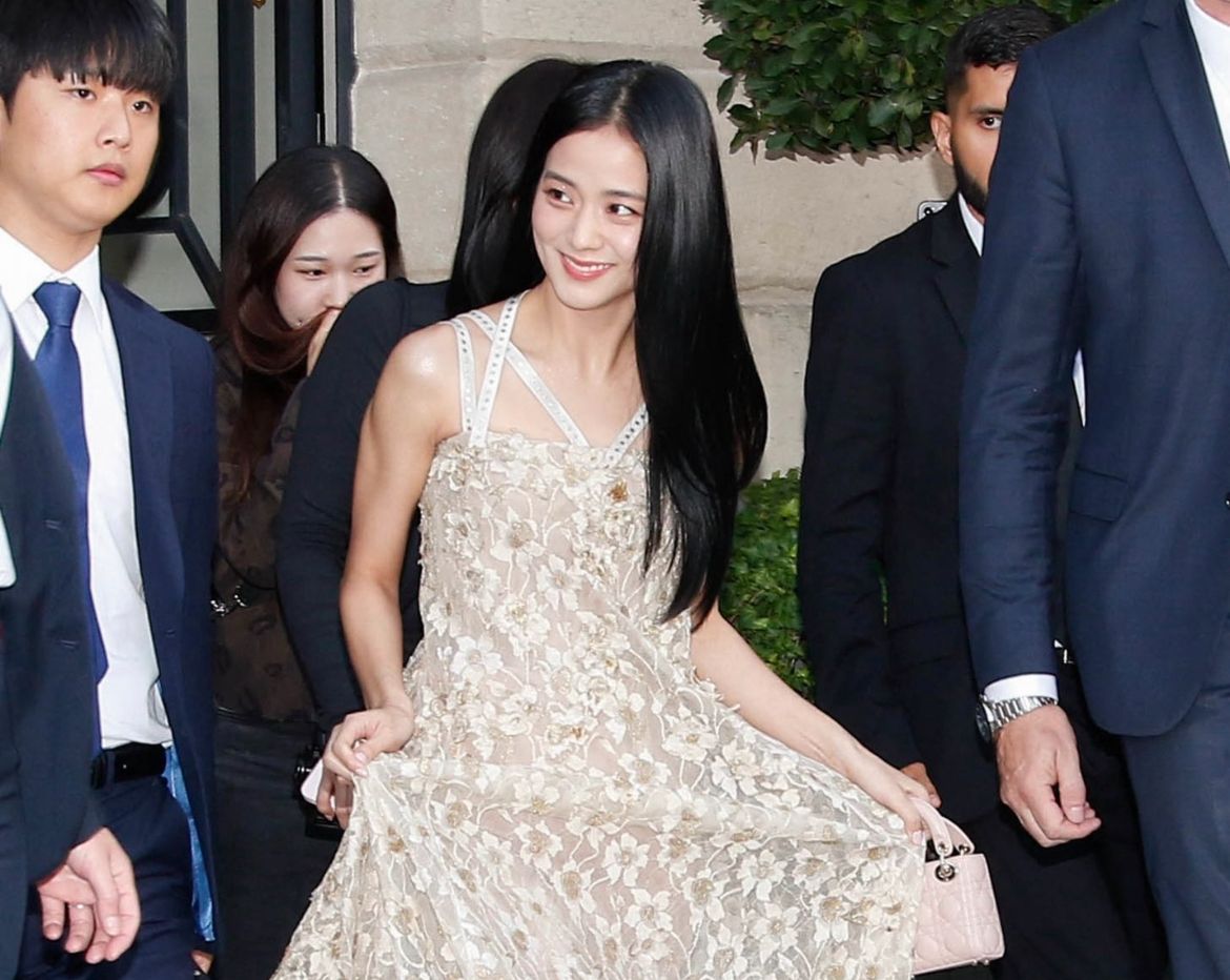 Jisoo di Dior Spring 2024 Paris Fashion Week memukau tamu undangan
