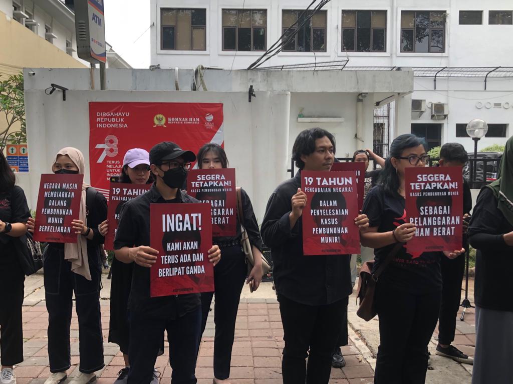 Massa memperingati 19 tahun kasus kematian Munir di depan gedung Komnas HAM, Jakarta.