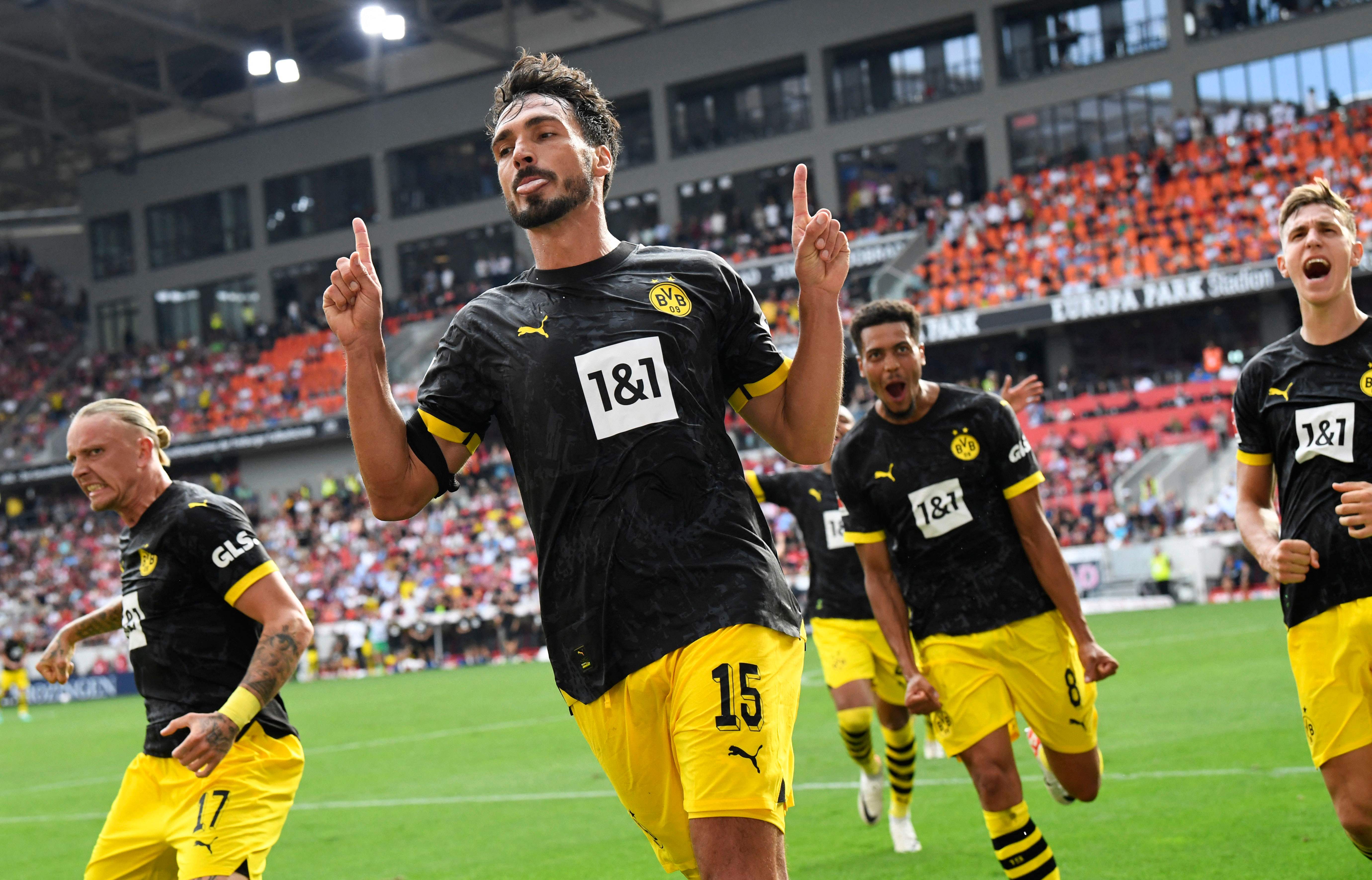 Gelandang Borussia Dortmund Mats Hummels melakukan selebrasi usai mencetak gol ke gawang Freiburg di laga Bundesliga.