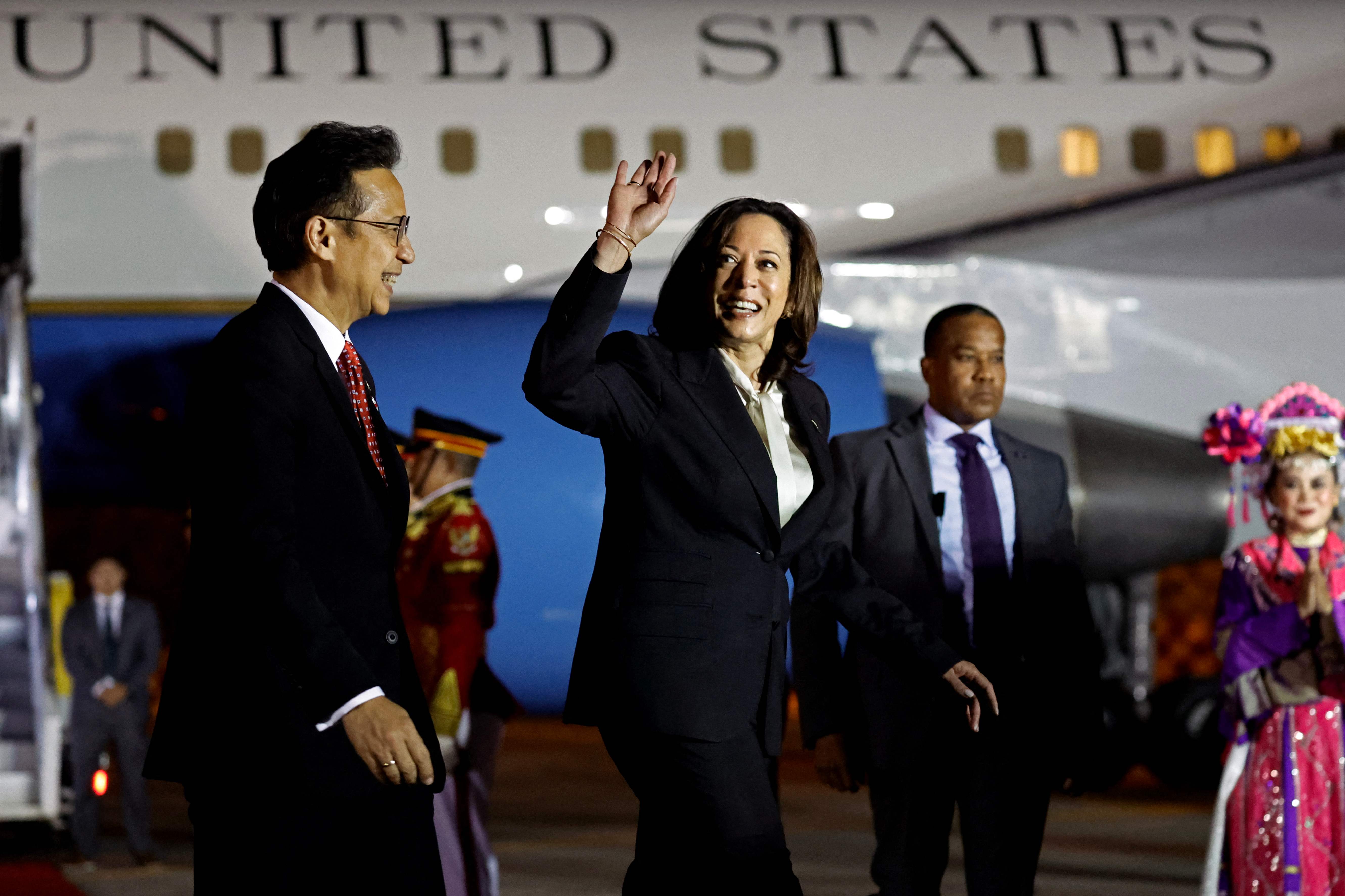 Wakil Presiden AS Kamala Harris (tengah) tiba di Jakarta, Selasa (5/9), untuk mengikuti KTT ASEAN.
