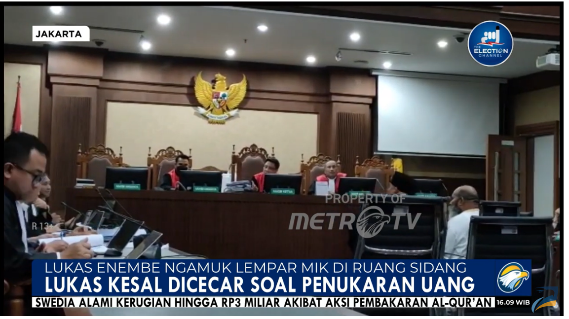 Terdakwa Lukas Enembe (tengah berbaju putih).