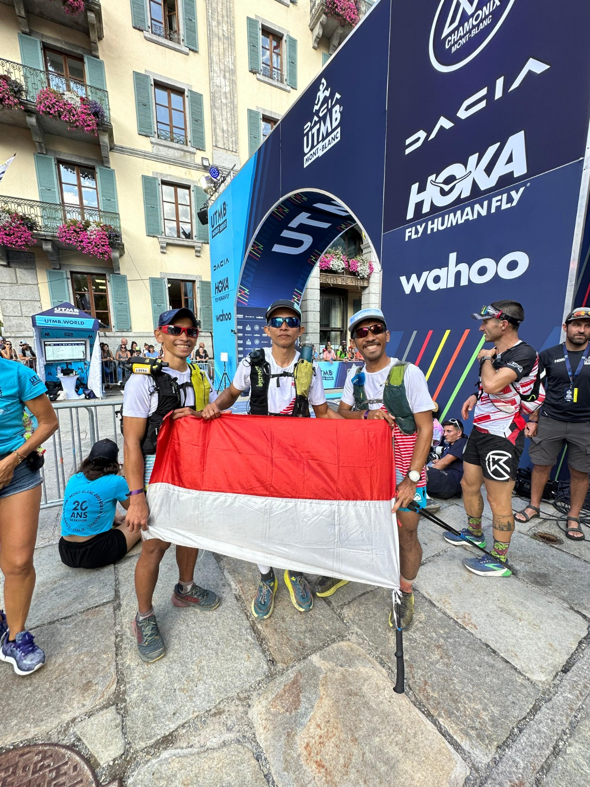 Tim Detrac Indonesia membentangkan Merah Putih di garis finis