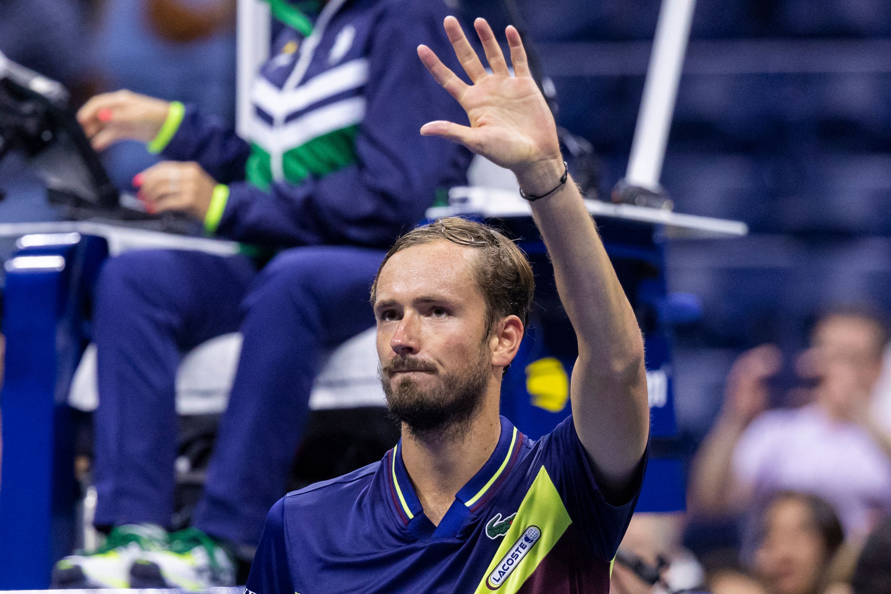 Daniil Medvedev merayakan kemenangannya atas Sebastian Baez, Minggu (3/9).