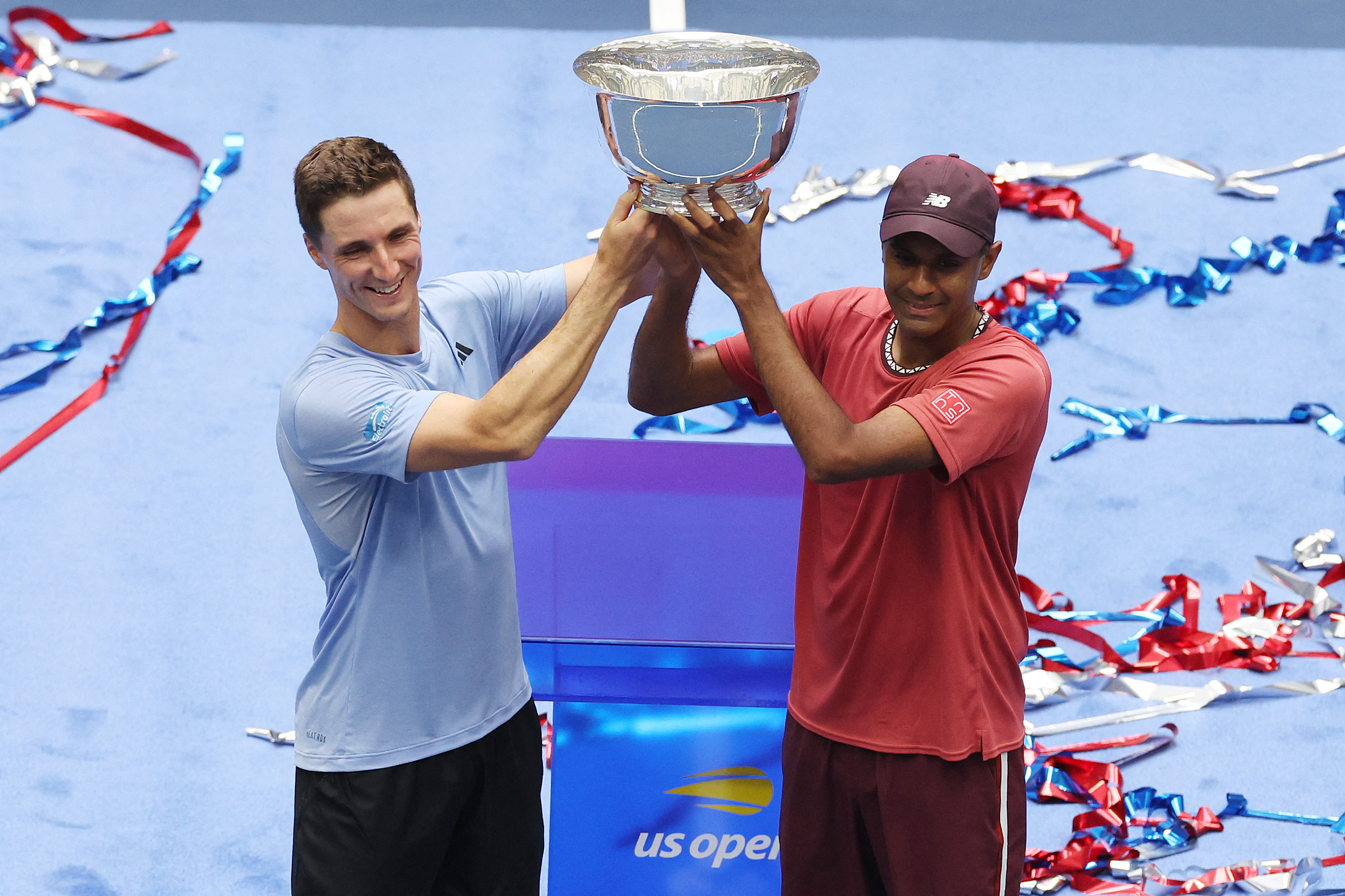 Ganda putra Rajeev Ram (kanan) dan Joe Salisbury usai menjadi juara AS Terbuka. 