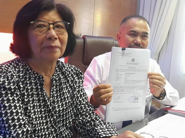 Mintarsih Abdul Latief (kiri) dan pengacara Kamaruddin Simanjuntak menunjukkan bukti laporan polisi