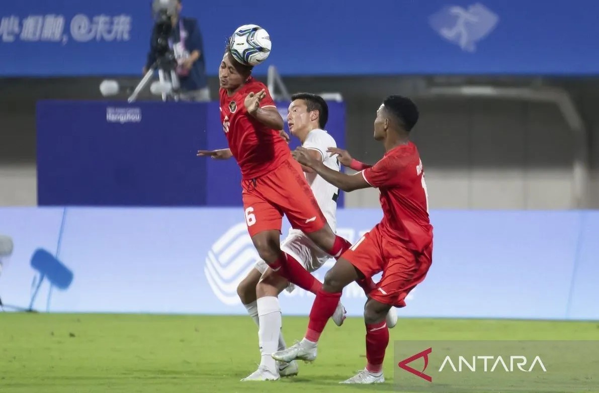 Pesepak bola Timnas U-24 Indonesia Mohammad Haykal Alhafiz (kiri) menyundul bola saat melawan Kirgistan dalam kualifikasi Grup F Asian Games