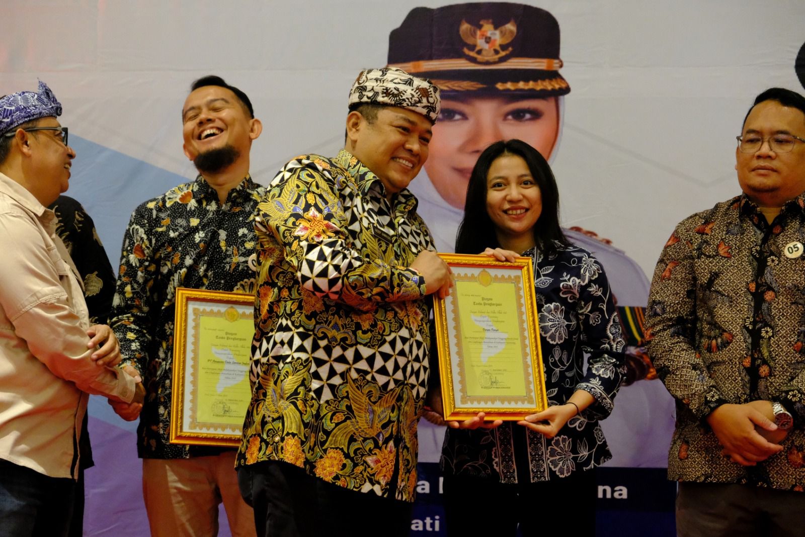 Peruri menerima penghargaan  TJSLP (Tanggung Jawab Sosial dan Lingkungan Perusahaan) dari Pemerintah Kabupaten Karawang.