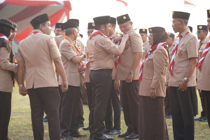 Bupati OKU Timur Lanosin dihadiahi Lencana Darma Bakti.