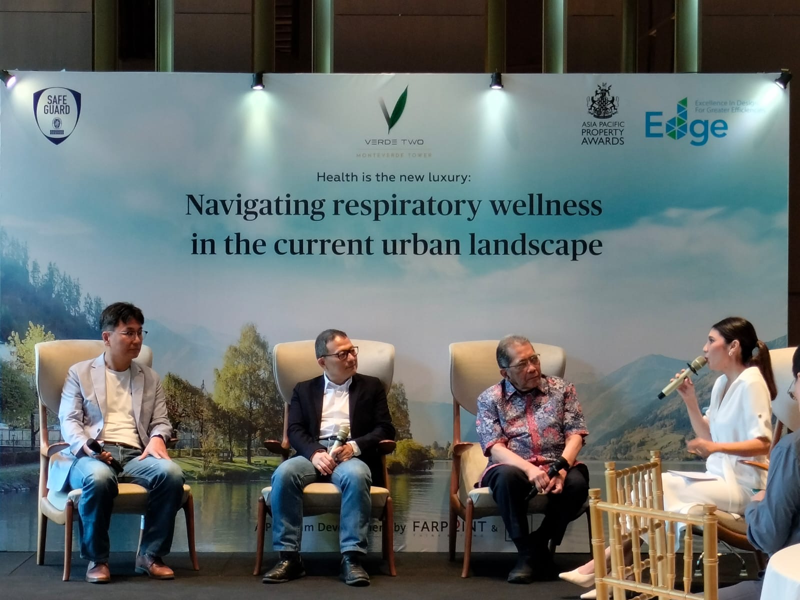 (Ki-Ka) Lee Seunghan,Project Director FARPOINT, Julius Warouw, Sales Director VERDE TWO, Menaldi Rasmin, Dokter Spesialis Pulmunologi.