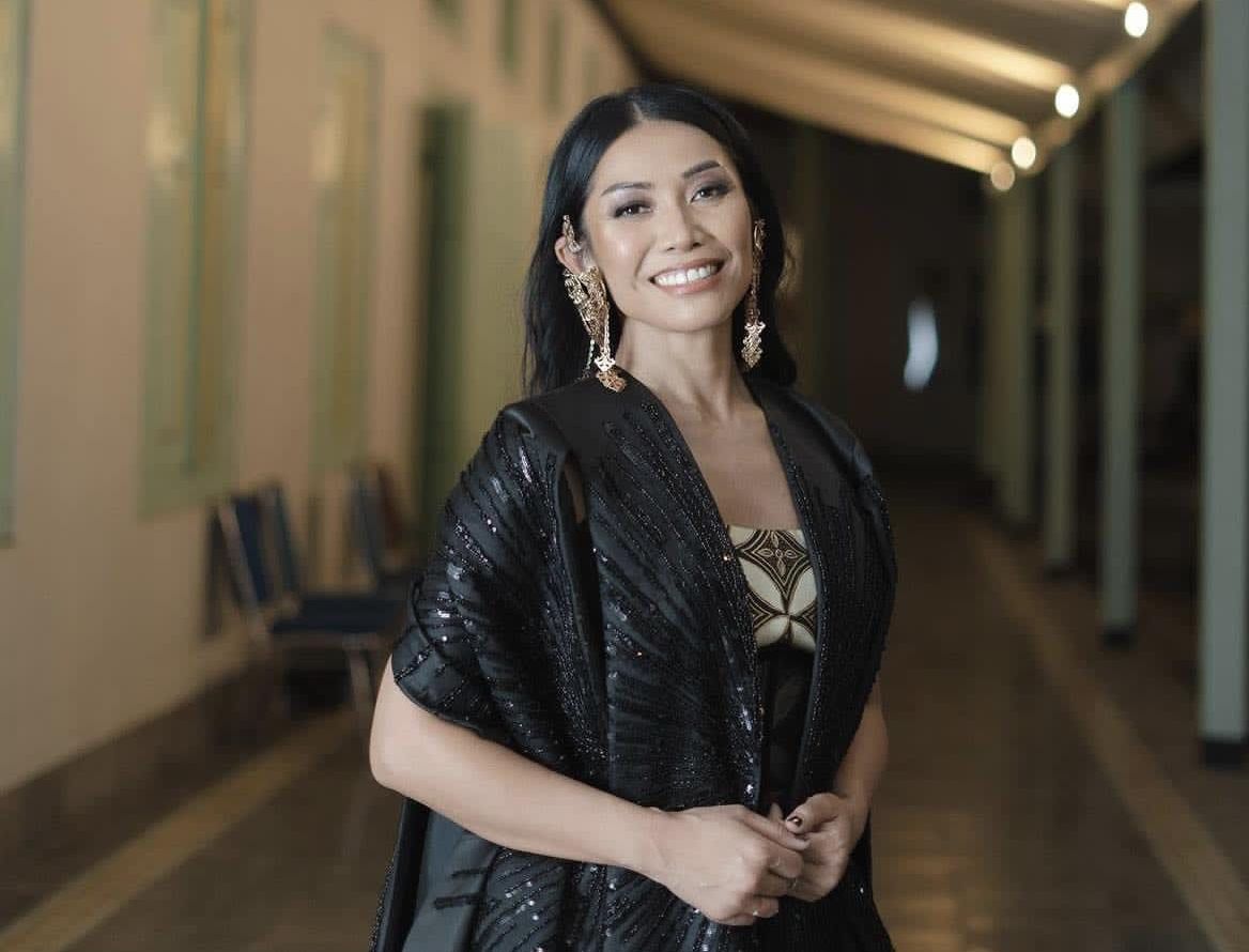 Penyanyi dan aktris internasional asal Indonesia, Anggun, selalu tampil luar biasa di atas panggung. 