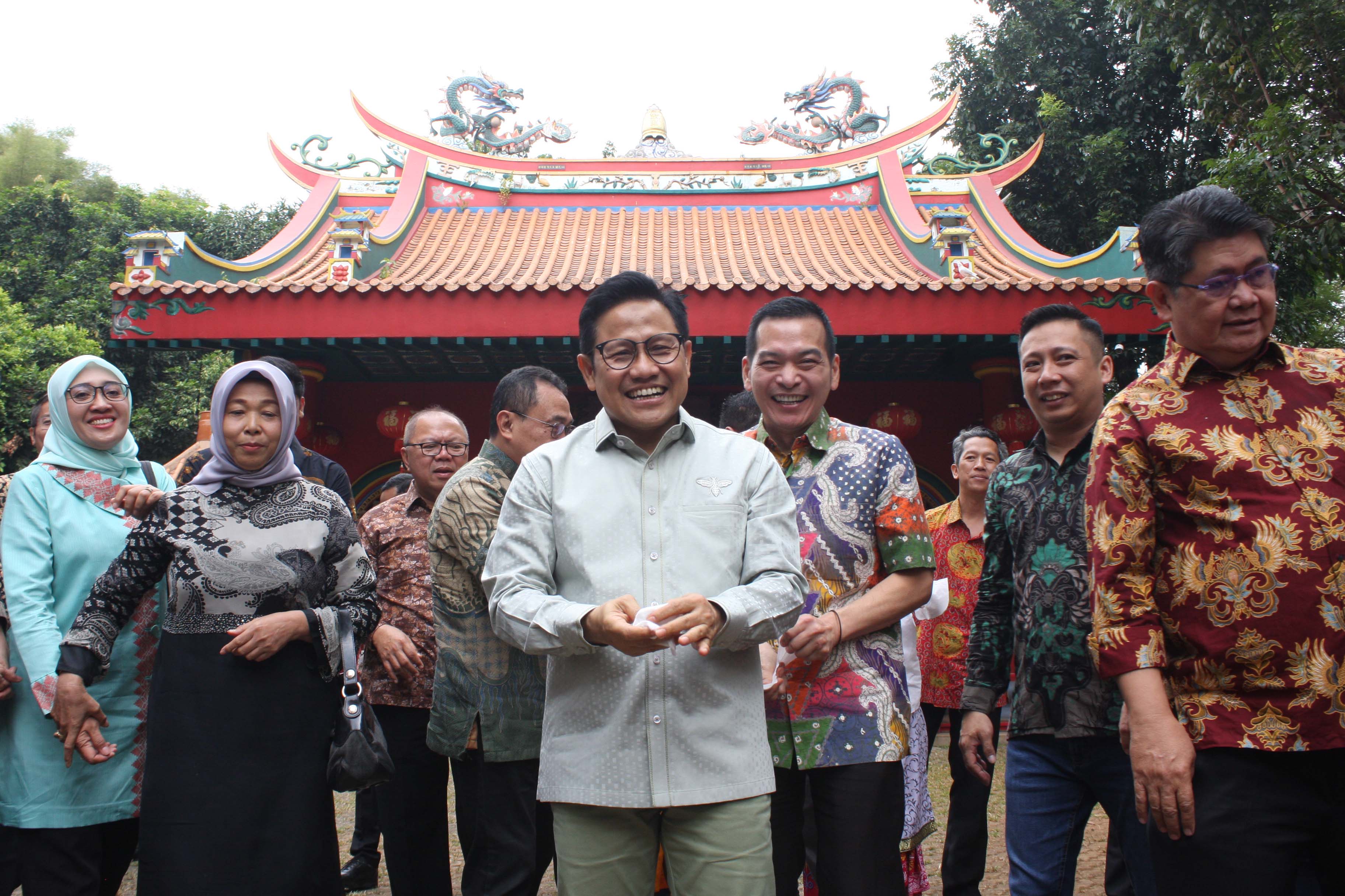 Cawapres Muhaimin Iskandar *(tengah) dari Koalisi Perubahan untuk Persatuan bersama dengan para tokoh Lintas Agama 